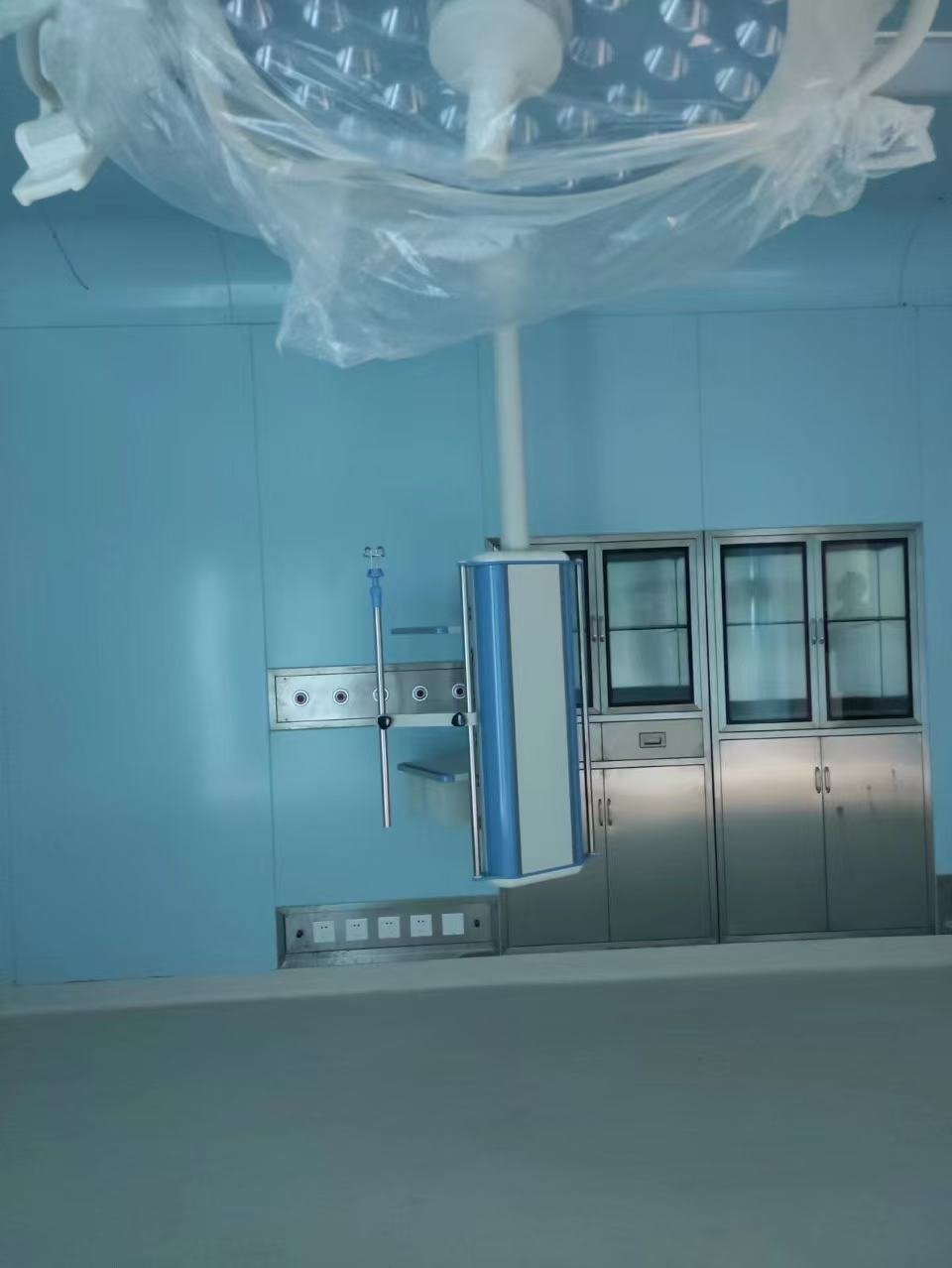 Clean operating space with wall and ceiling panels