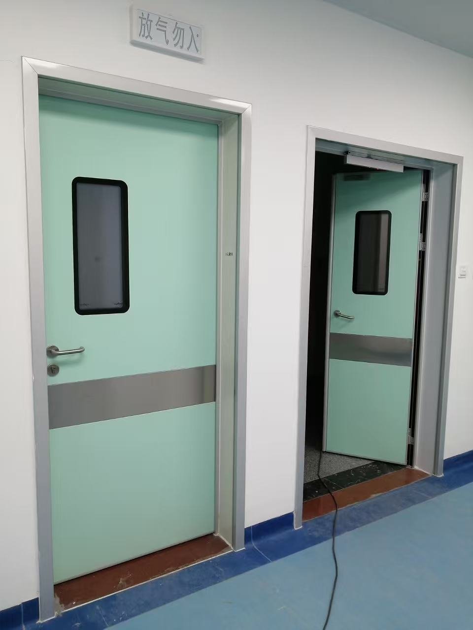 Cleanroom hinged door installation