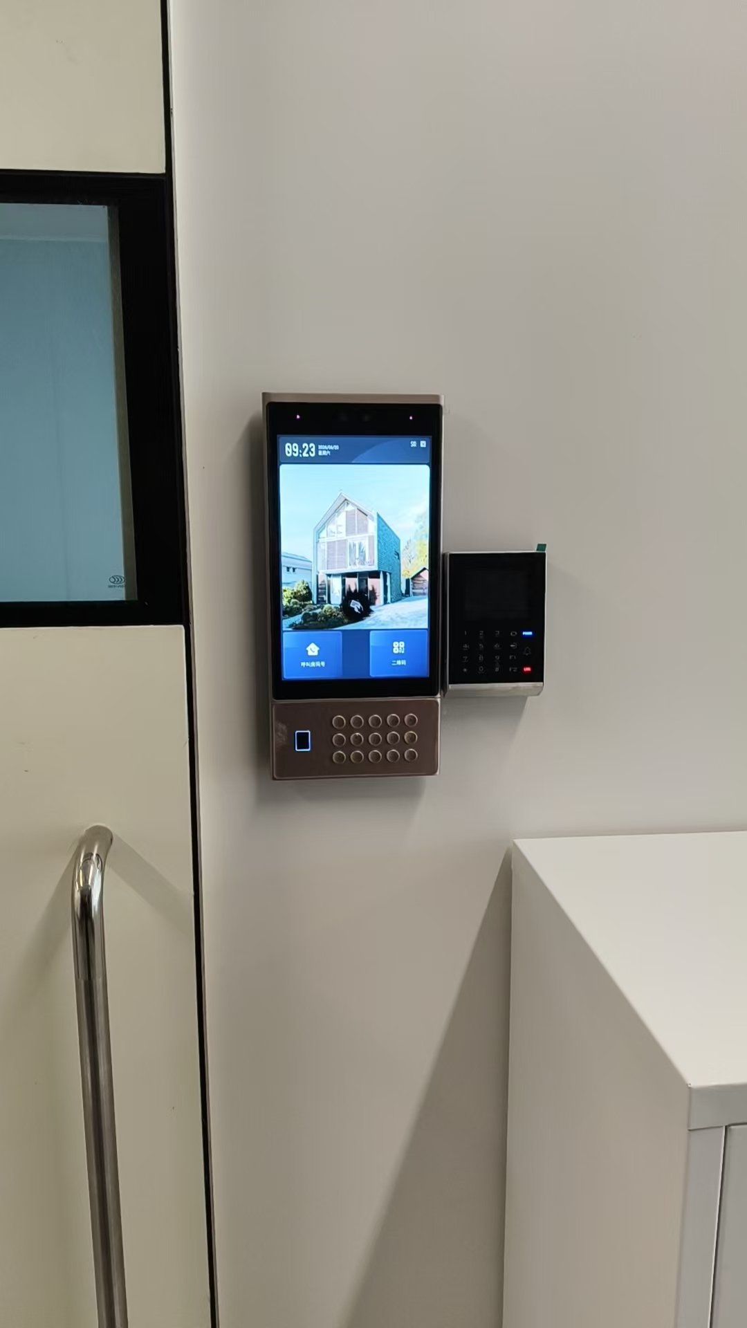 Operating room control panel and cleanroom door handle
