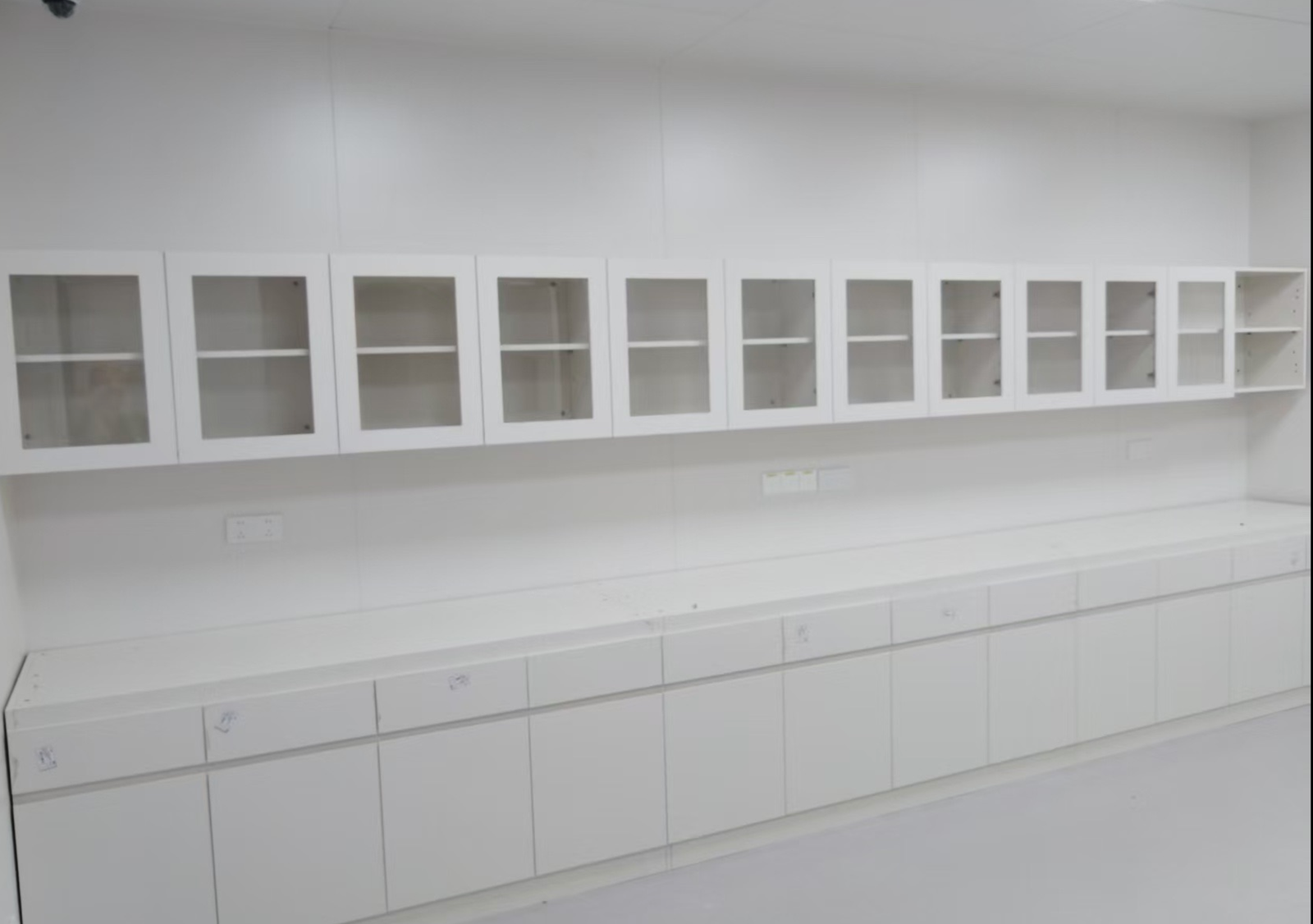 Cleanroom furniture and observation window